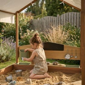 AXI-Meli-Sandbox-House-with-a-White-Roof-Mud-Garden-Kitchen-2